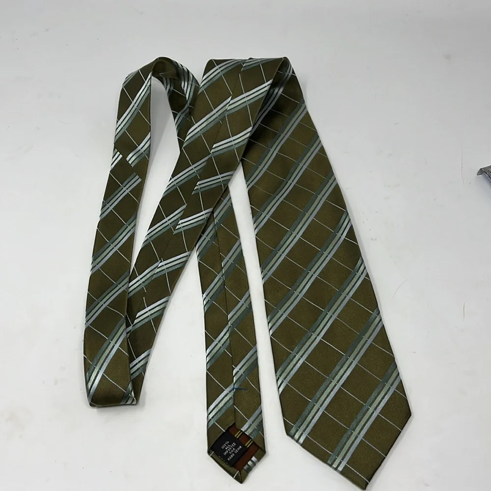 BCBG Attitude 100% silk tie Green Blue